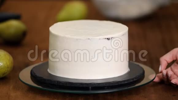 美味香草奶油蛋糕圆形旋转台上的蛋糕视频的预览图