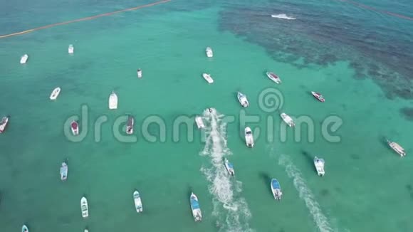 在加勒比海蓝水的一个船坞里用4k空中射击击中Jetski视频的预览图