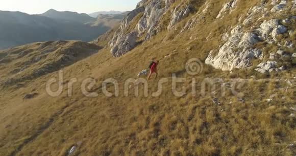 一名男子在山上行走的空中射击视频的预览图