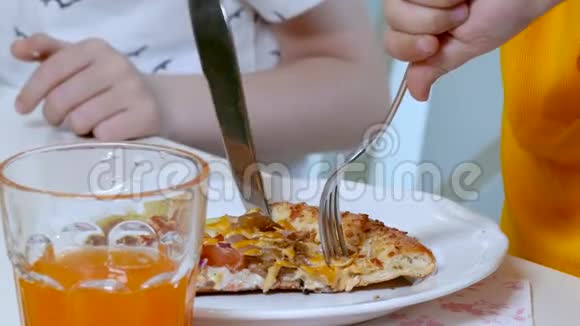 孩子的手切了一片披萨视频的预览图