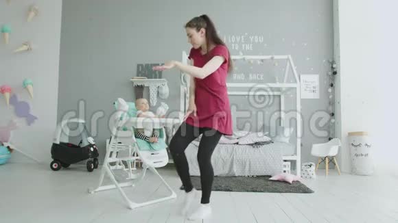 玩的妈妈在高椅上招待宝宝视频的预览图