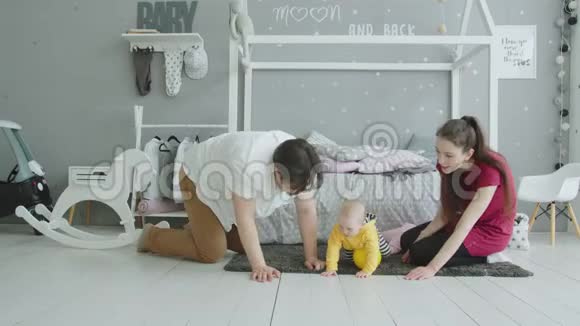 可爱的宝宝在家里和父母一起玩球视频的预览图