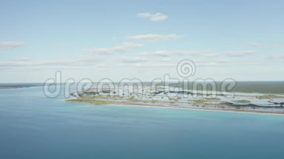 蓝色加勒比海水中沼泽的慢动作风景4k空中拍摄视频的预览图