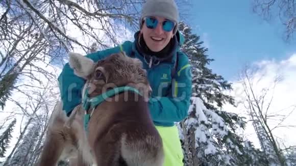 朋友们在滑雪场玩得很开心人类喂鹿鹿场冬天的鹿对鹿和人的侧视视频的预览图