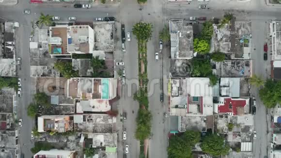 4k空中垂直视野在靠近坎昆的海滨小镇中甸地带视频的预览图