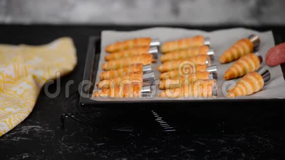 新鲜烘焙的泡芙糕点香草角在烤片上视频的预览图