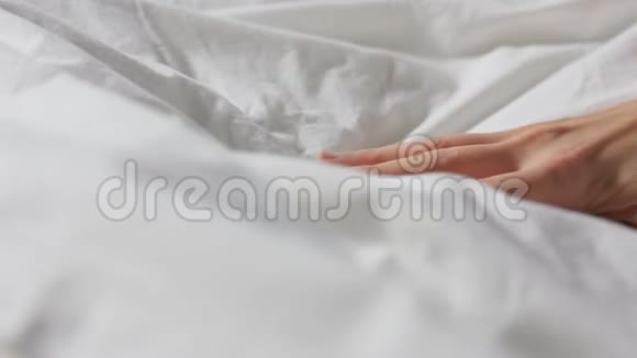女人用手捏白色床单或毯子视频的预览图