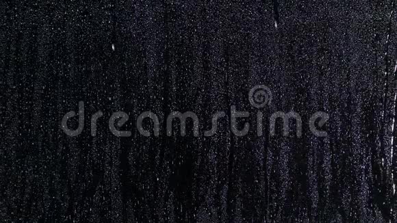黑色玻璃上的水滴流下来视频的预览图