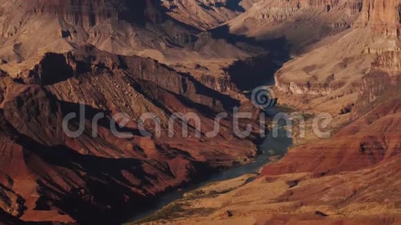 峡谷大峡谷国家公园和科罗拉多河日落全景视频的预览图