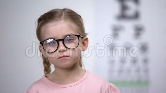在眼科诊所做视力检查的漂亮女孩视频的预览图
