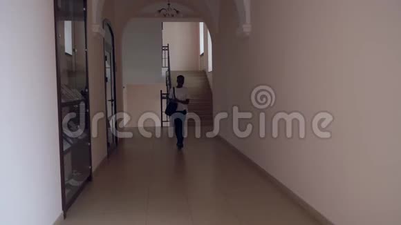非洲学生课后走廊的正面景色视频的预览图