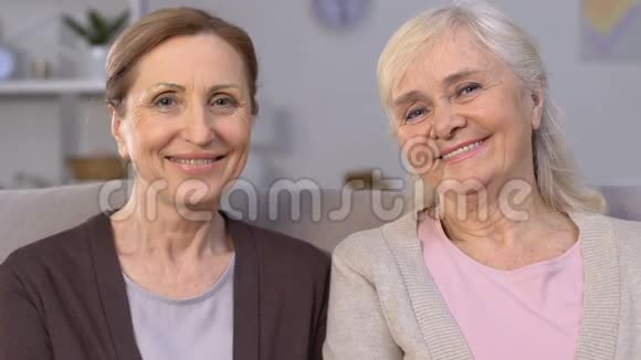 年轻的老年妇女微笑着看相机种植牙健康的牙齿护理视频的预览图