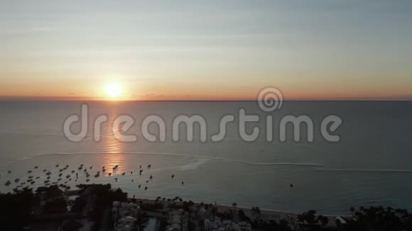 飞往加勒比海和呼吸日出4k空中飞行录像视频的预览图