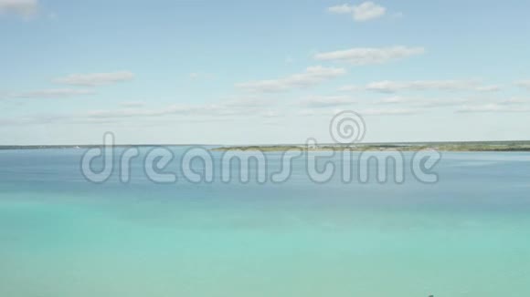 从令人难以置信的蓝色水中走出来可以看到沼泽的风景视频的预览图