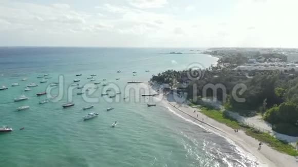 带小船的绿松石水滩的高景点集中在码头度假村视频的预览图