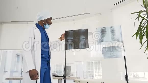 医生检查医院病人的x光视频的预览图