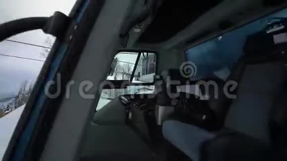 滑雪场度假滑雪场雪修饰机内部雪梳理机司机视频的预览图