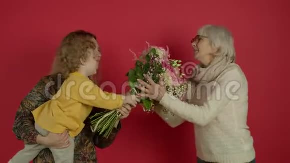 可爱的孩子送花亲吻祖母视频的预览图