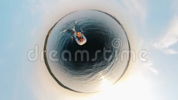 两个人在小艇上漂流360度逆向全景视频的预览图