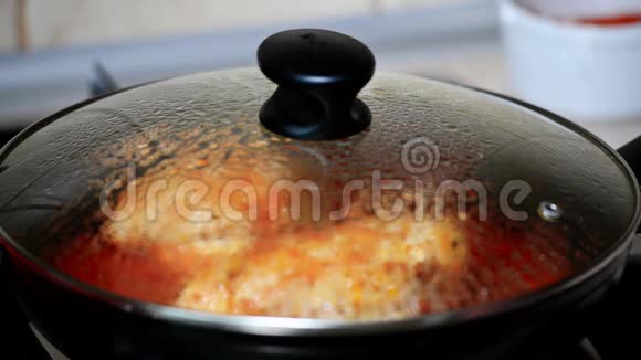 女人用番茄酱做鸡肉手打开锅盖视频的预览图