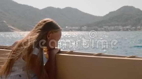 夏天乘船时看海水的女孩旅游女孩在海上快艇上放松少年女孩视频的预览图