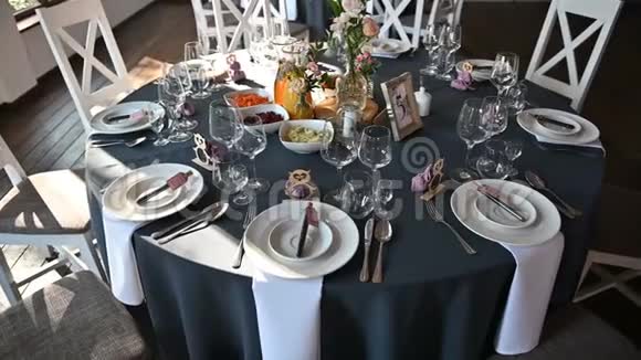为婚礼晚餐装饰的桌子为会议或聚会准备的优雅宴会桌视频的预览图