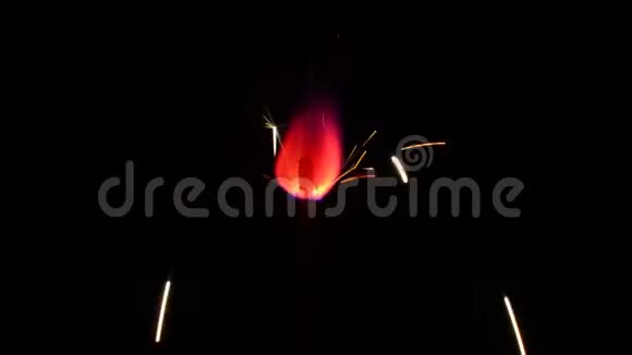 一个明亮的粉红色孟加拉灯燃烧在黑色背景特写拷贝空间视频的预览图