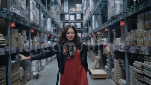 一个漂亮的女孩在一个大的工业仓库里用手机跳舞视频的预览图