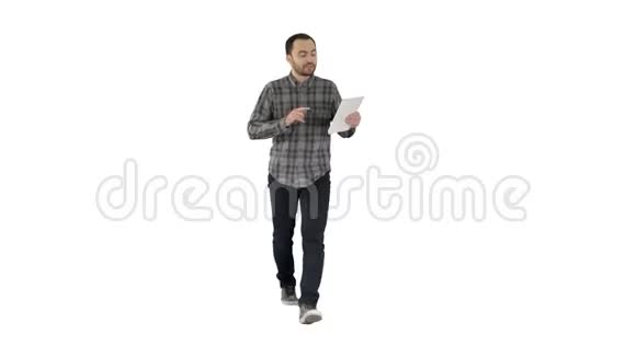 男子在随意步行与平板电脑和通过视频会议在白色背景视频的预览图