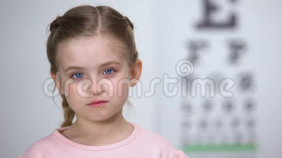 眼科医生选择屈光度为小女孩使用光学设备视频的预览图