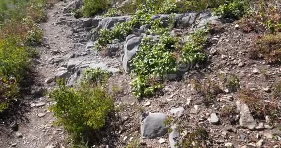 在犹他州的一个干旱的山谷里缓慢的翻盘视频的预览图