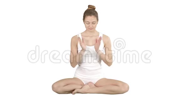 迷人的瑜伽士微笑着在白色背景上完成练习视频的预览图