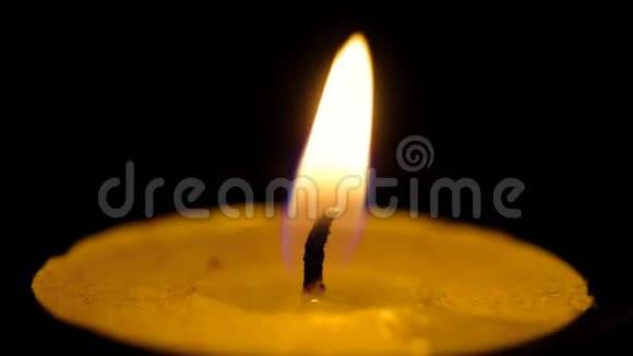 烛焰在黑色模糊背景上的柔和辉光运动灵感情绪概念视频的预览图
