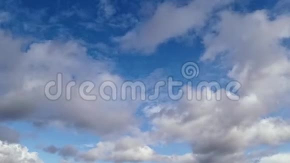 时光流逝在晴朗的夏日快速的云飞过蓝天视频的预览图