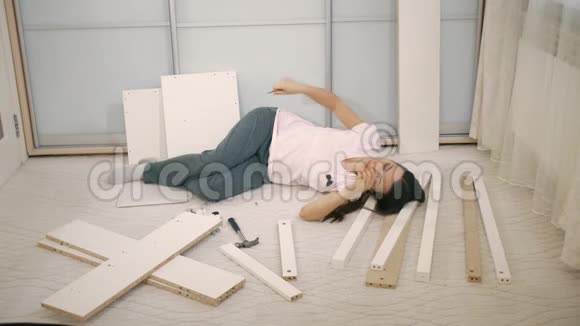 女人躺在家具的一部分视频的预览图