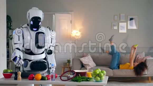 Cyborg和人类概念德洛蒂做饭而一个女孩玩得很开心视频的预览图