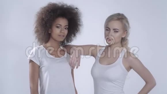 两个女朋友在白色背景上摆姿势视频的预览图