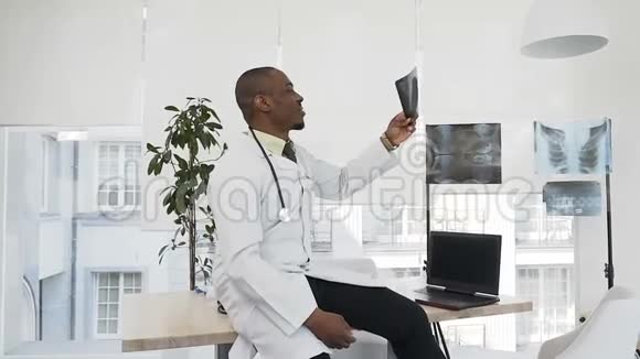 医生检查了一个病人的x光并显示一切正常视频的预览图