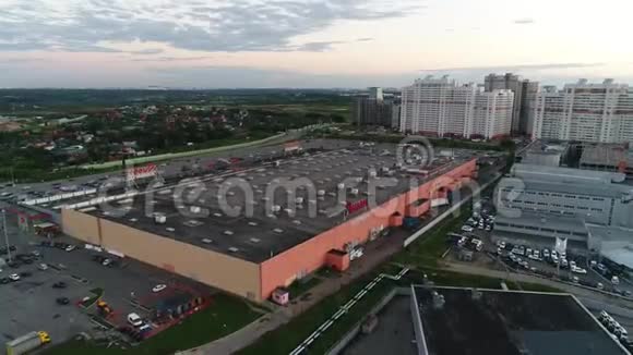 从一家大型超市的高处俯瞰视频的预览图