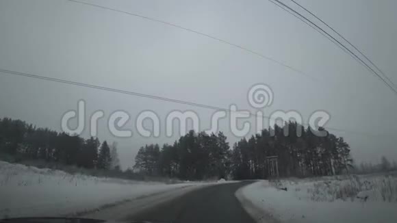 波夫汽车驾驶射击冬季道路从挡风玻璃泥泞的冬季道路从车前拍摄的视角视频的预览图