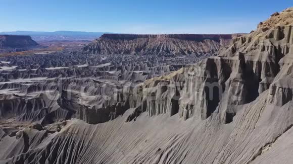 峡谷岩洞中许多钢铁灰色砂岩的山脊和三峡视频的预览图