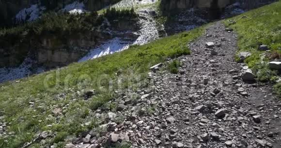在廷帕诺戈斯的山顶附近有砾石和岩石的小径的上盘视频的预览图