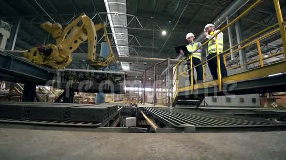 两名工程师专家正在控制现代工厂的生产过程视频的预览图