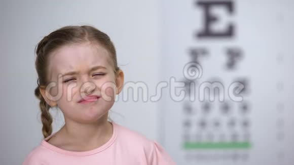 小女孩试图从眼线图上看字母诊断近视视频的预览图