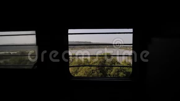 印度火车的窗户视频的预览图