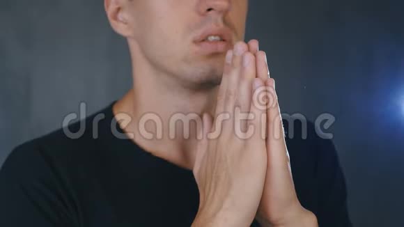 年轻人祈求上帝祷告的人向神求援视频的预览图