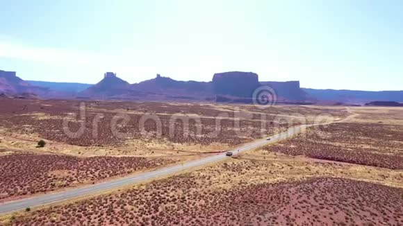 一条高速公路经过红沙干热的沙漠附近有一只苍蝇视频的预览图
