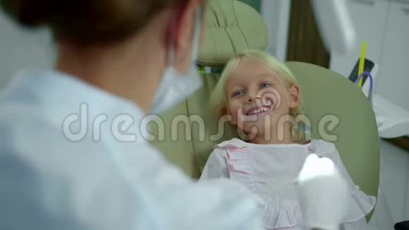 女孩听着善良的牙医微笑着视频的预览图