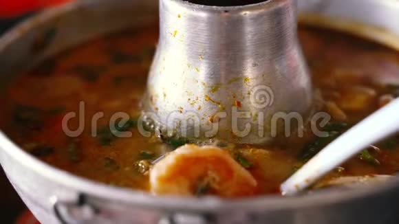 泰式大虾辣汤配柠檬草和蘑菇标题为任功受欢迎的泰国菜辣火锅视频的预览图