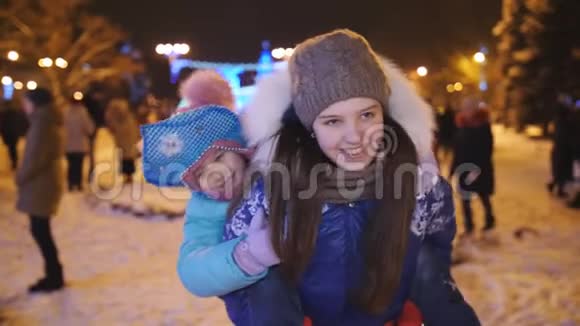 孩子们在圣诞前夜在城镇广场玩得很开心视频的预览图